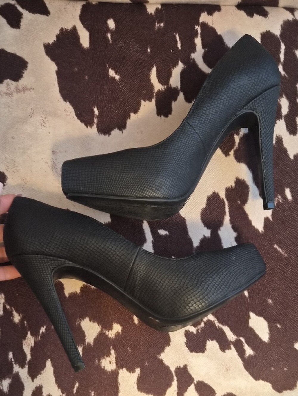 🖤Black Matte Snake Textured Platform Pump🖤 - Picture 6 of 7